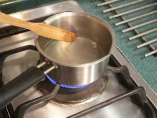 地瓜红豆栗子羊羹,取200cc水，加入洋菜粉约2小勺，将水煮滚后小火再煮2分钟，将洋菜粉完全煮融