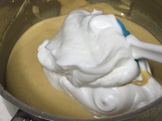 烹调奶油咖啡蛋糕,取三分之一的蛋白进蛋黄糊中。