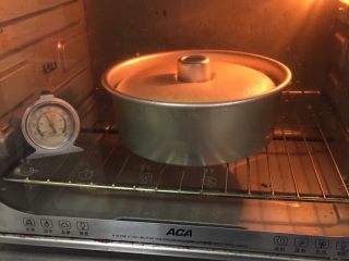 烹调奶油咖啡蛋糕,烤箱预热至150度，模具送入烤箱烤制40分钟。