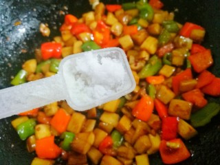 超下饭的双椒杏鲍菇,适量盐，翻炒均匀。