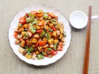 超下饭的双椒杏鲍菇,出锅后撒上葱花即可。