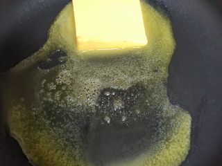 雪花酥,不粘锅锅烧热后放入黄油融化