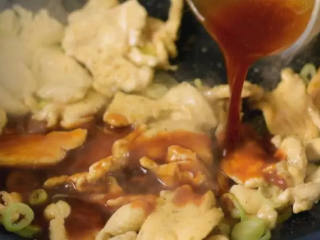 美味的茄汁鸡肉好吃又简单,做法分享给你 ,
放入大葱碎，倒入料汁，炒匀