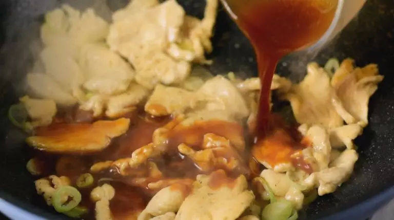 美味的茄汁鸡肉好吃又简单,做法分享给你 ,
放入大葱碎，倒入料汁，炒匀