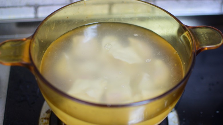 酸汤馄饨,锅中水沸腾，加入馄饨煮熟