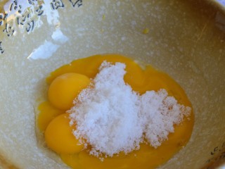 抹茶蛋糕卷,鸡蛋清与蛋黄分别装入两个无水无油的容器中，蛋黄中加入30克白糖搅拌均匀