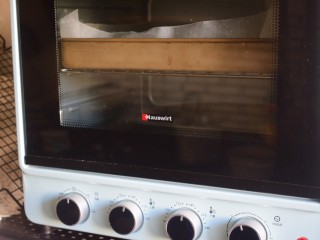 抹茶蛋糕卷,烤箱预热170度，中层上下火烤15分钟，烤完后倒扣再烤网上，把烘焙纸撕掉
