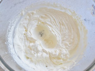 抹茶蛋糕卷,淡奶油中加入糖粉打发至裱花状态