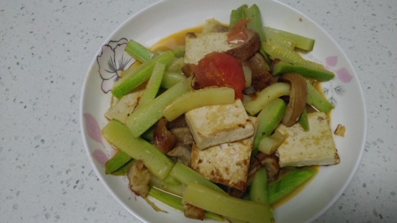 豆腐猪皮炒西葫芦,盛入盘中。