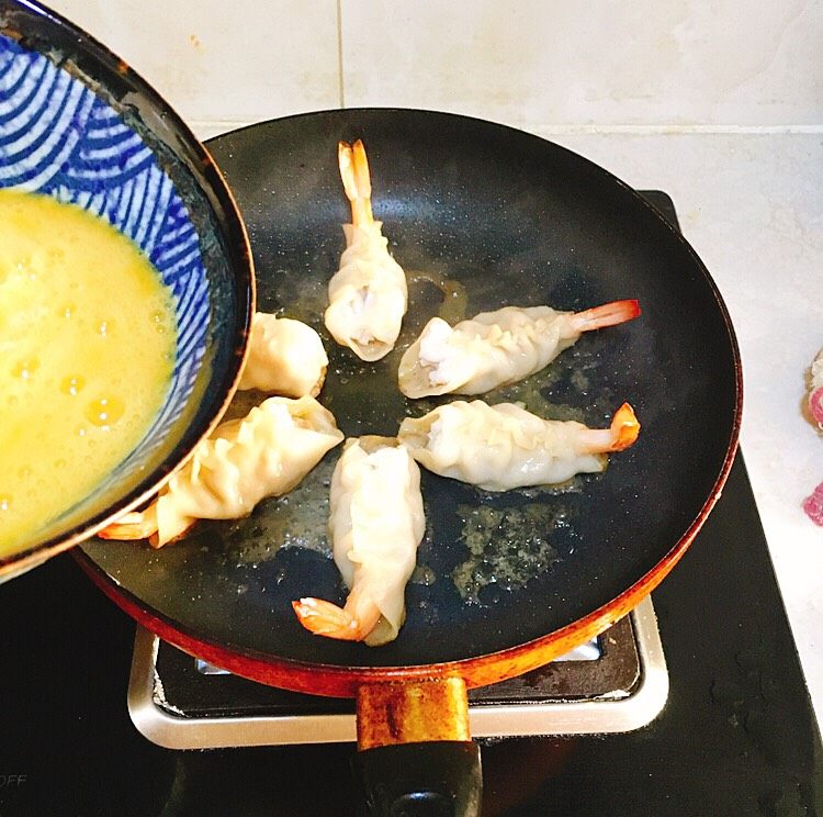 ✨黄金虾饺✨,下适量水，加盖闷5分钟，将蛋液均匀倒至锅内