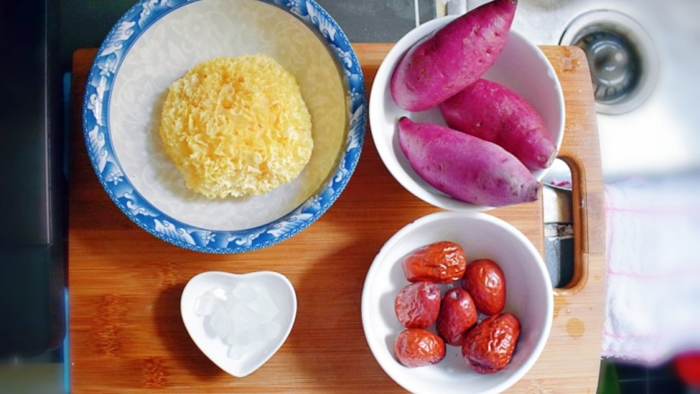 紫薯红枣银耳汤（电饭煲版）,准备食材。