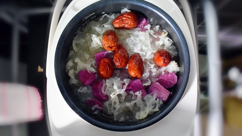 紫薯红枣银耳汤（电饭煲版）,将银耳炖大概半个小时后（也就是电饭锅显示1:30），加入紫薯和红枣。