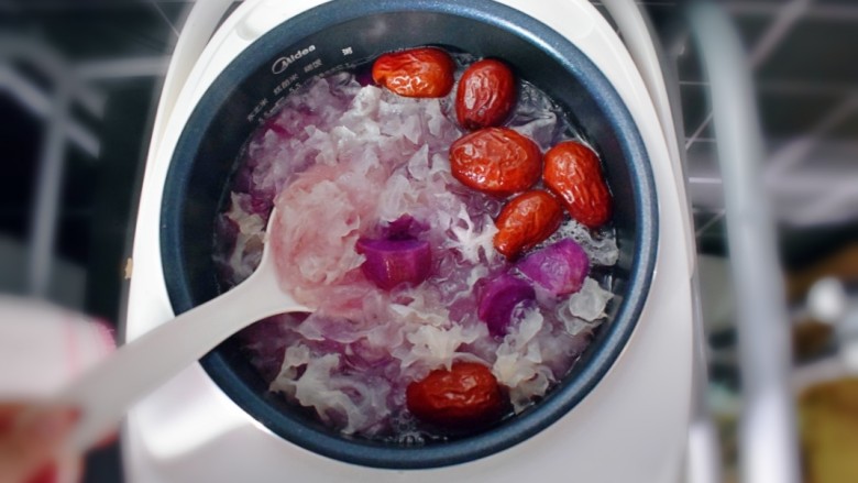 紫薯红枣银耳汤（电饭煲版）,并用勺子搅拌均匀。
