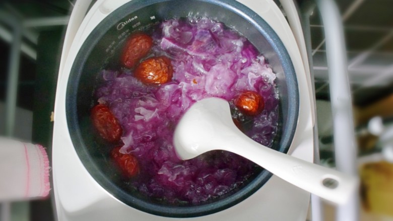紫薯红枣银耳汤（电饭煲版）,后续每过半个小时，都打开电饭锅，用勺子将银耳汤搅拌均匀。