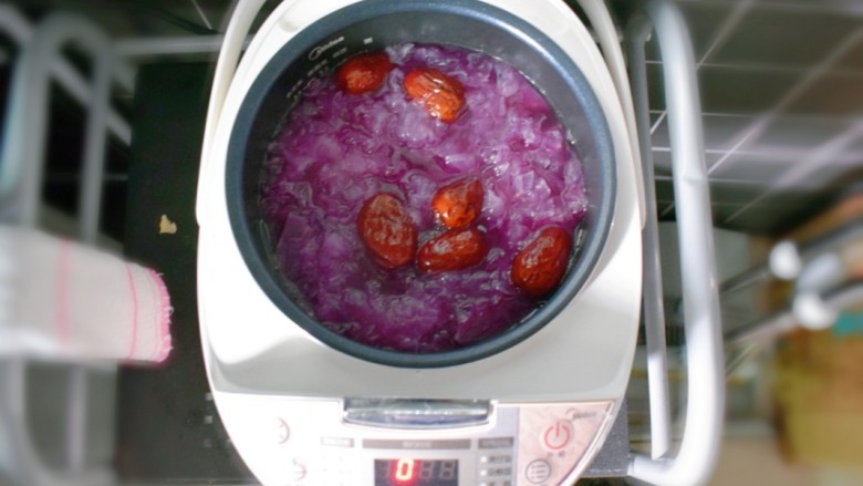 紫薯红枣银耳汤（电饭煲版）,电饭煲显示0时，也就是煲汤程序结束后，打开盖子，搅拌均匀，即可出锅。