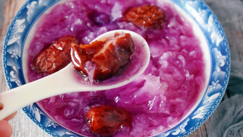 紫薯红枣银耳汤（电饭煲版）,红枣也已煮的软糯，用勺子就能轻松捣碎。