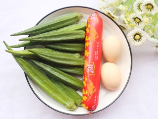 营养丰富的秋葵炒鸡蛋,准备好食材：秋葵、鸡蛋和火腿。