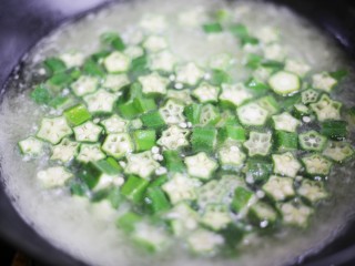 营养丰富的秋葵炒鸡蛋,切断放入沸水中焯2分钟，捞出沥干水分。
