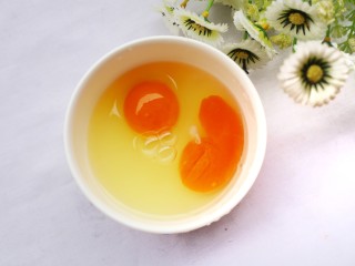 营养丰富的秋葵炒鸡蛋,鸡蛋打散加一点温水搅拌均匀。