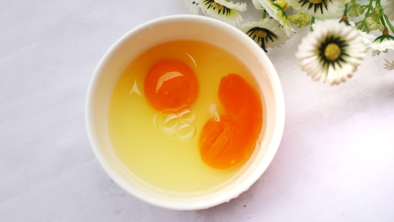 营养丰富的秋葵炒鸡蛋,鸡蛋打散加一点温水搅拌均匀。
