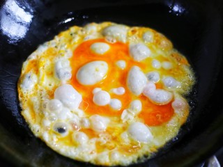 营养丰富的秋葵炒鸡蛋,锅烧至八成热，倒入鸡蛋待凝固。