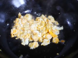 营养丰富的秋葵炒鸡蛋,用铲子切成小块，翻炒5秒钟。
