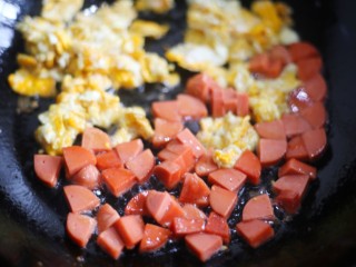 营养丰富的秋葵炒鸡蛋,加入火腿翻炒均匀。