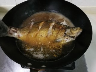 蒜末糖醋鳊鱼,放入清水，有鳊鱼三分之二高度吧，大火烧开