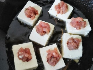 茄汁豆腐酿肉,锅内放油烧热，将酿好的豆腐块放入油锅炸