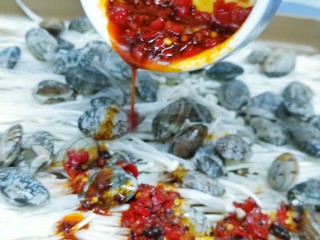 烤箱版【金针菇蒜香烤花蛤】,把调汁淋到花蛤上面。