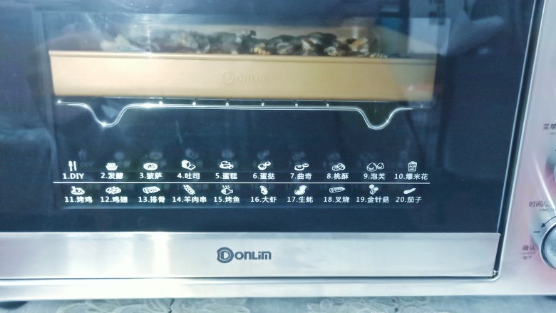 烤箱版【金针菇蒜香烤花蛤】,东菱烤箱提前预热，烤盘放中层，按烤生蚝键，230度烤10分钟即可。
