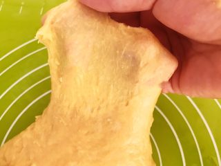 酸奶面包,这个面团偏软，在硅胶垫上刷一层玉米油防粘，把面团揉至有筋膜出现，这个过程大约需要15分钟左右