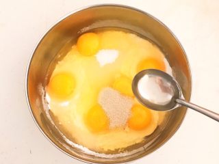 酸奶面包,在面粉里打入6个蛋黄，加入酸奶和细白砂糖，加入耐高温酵母，加入2小勺玉米油