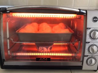 酸奶面包,把烤盘放入预热好的烤箱里，在烤箱里放入一碗水，上下火170W，烤30分钟