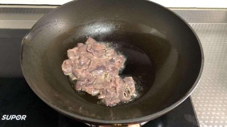 小炒猪肝,起锅热油，下猪肝翻炒至变色后，盛出备用