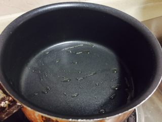 牛油果太阳花蛋,冷锅擦干水分后，放入适量油