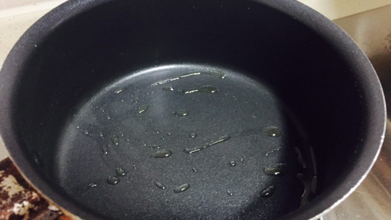 牛油果太阳花蛋,冷锅擦干水分后，放入适量油