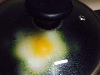 牛油果太阳花蛋,盖上锅盖，小火煮2分钟
