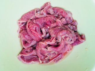 牛肉炒菜心,牛肉洗净切片后放清水过两遍，倒去血水