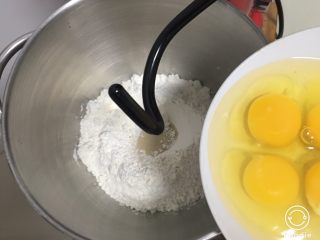 蔓越梅沙琪玛,高筋粉、泡打粉、盐、细砂糖、发酵粉放入厨师机，倒入鸡蛋。
