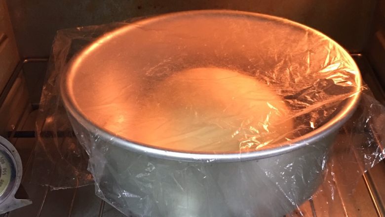 蔓越梅沙琪玛,烤箱发酵档，底部放一碗热水，发酵60分钟。