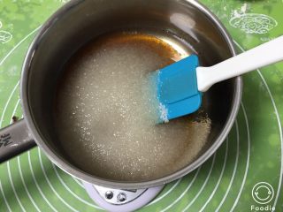 蔓越梅沙琪玛,麦芽糖、清水、细砂糖、盐放入锅内。