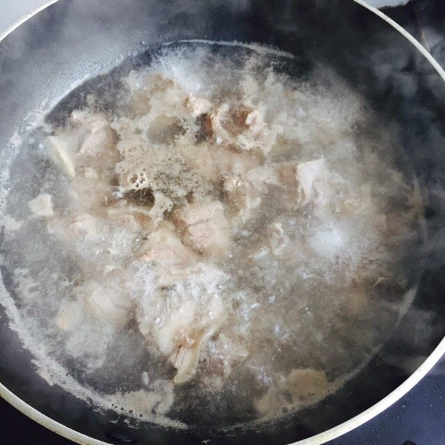 大寒养生汤+羊肉煲,锅中加入冷水倒入羊肉大火烧开后煮两分钟撇去浮沫