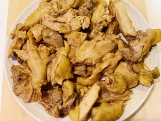 腐乳蒸鸡,拿一个盘子，切好5片姜，铺上去盘子里，然后把腌制好鸡铺平在姜上面