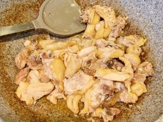 腐乳蒸鸡,把调好的腐乳汁倒入，翻炒均匀，再加入适量的盐，翻炒均匀