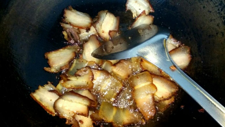 海鲜菇炒腊肉,把腊肉炒至变透明