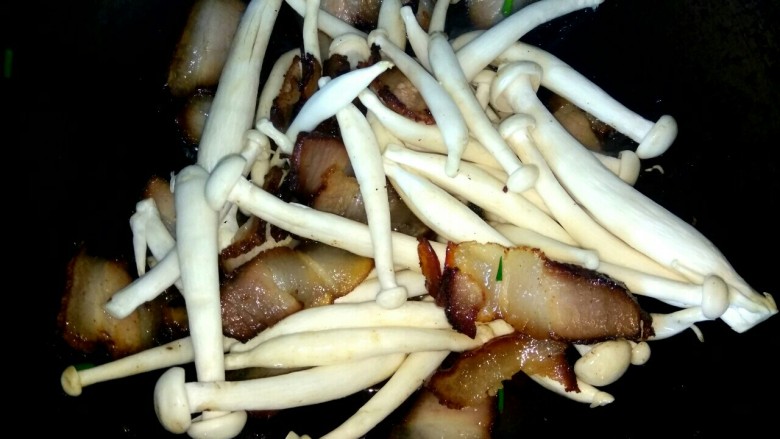 海鲜菇炒腊肉,放入海鲜菇，炒至变软