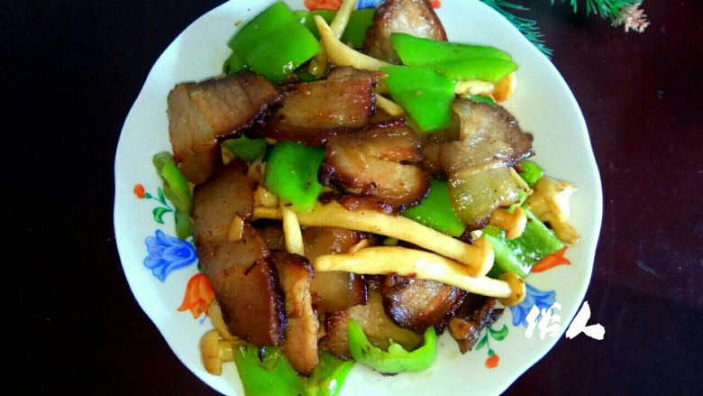 海鲜菇炒腊肉,盛盘，香辣下饭