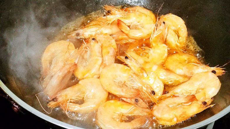浅湘食光&食蔬干锅虾,虾变色，沥干油装盘待用
