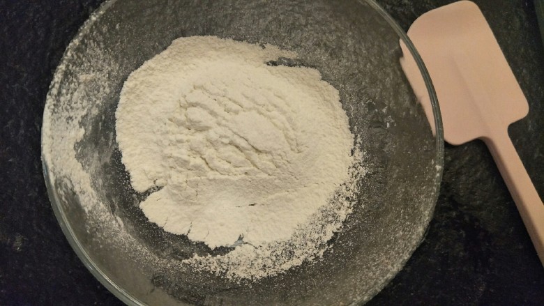 新手奶油小西饼——少油少糖,20克低筋面粉过筛。